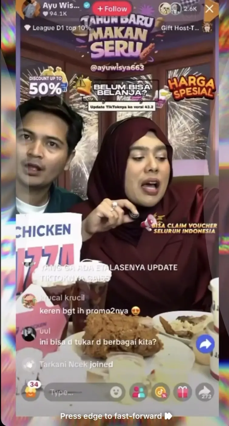 Sesi LIVE TikTok menawarkan voucher KFC, dengan komentar penonton menanyakan promonya